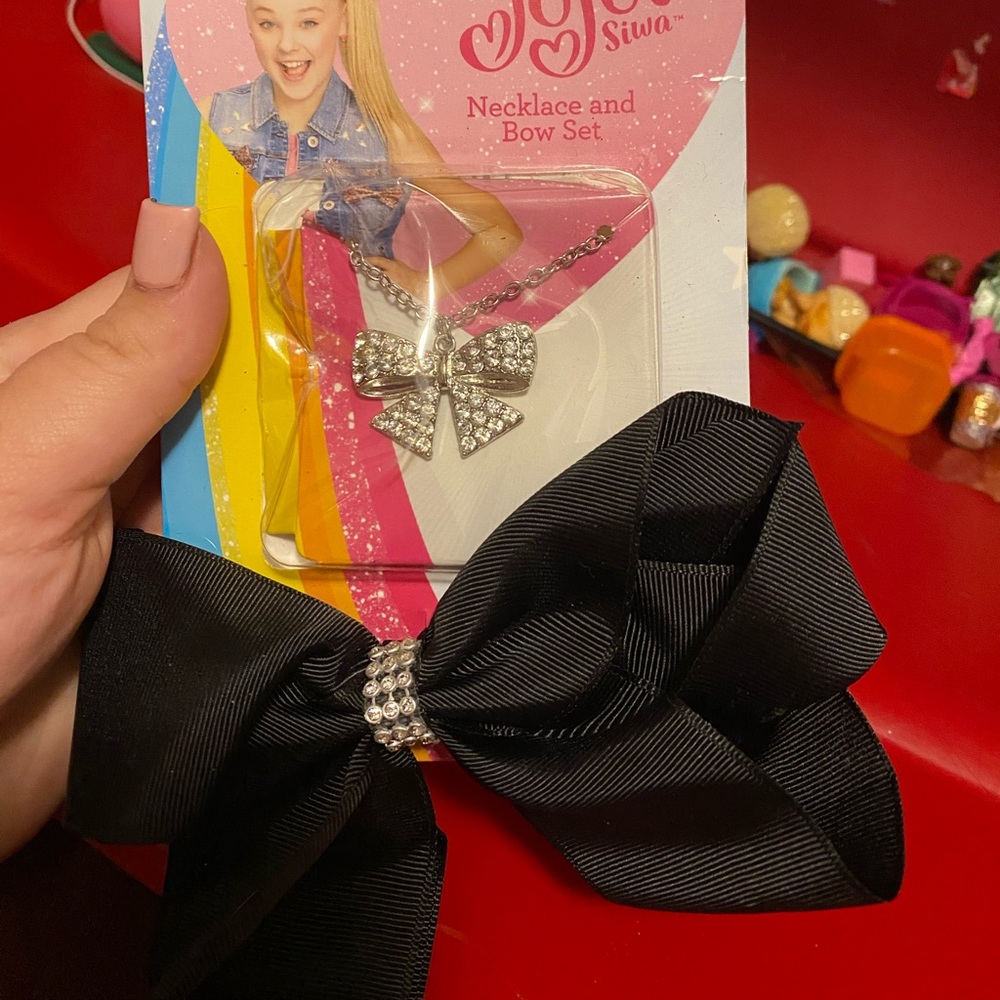 Jojo. Bow and necklace